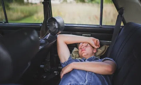 Có nên ngủ trong xe ô tô bật điều hòa?