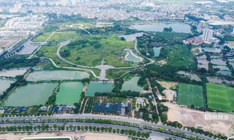 Sau 7 năm quy hoạch, công viên Chu Văn An vẫn ngổn ngang toàn rác thải
