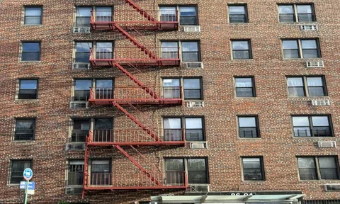 Cầu thang thoát hiểm ngoài trời – Quy định ‘sống còn’ với nhà chung cư ở New York