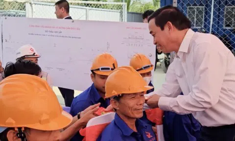 Chủ tịch UBND TP Đà Nẵng thăm, động viên công nhân tại 2 dự án giao thông nghìn tỷ