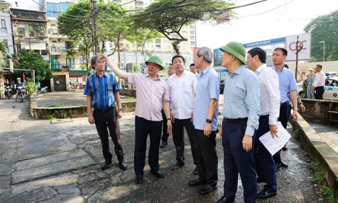 Bí thư Hà Nội kiểm tra công tác cải tạo chung cư cũ tại Ba Đình